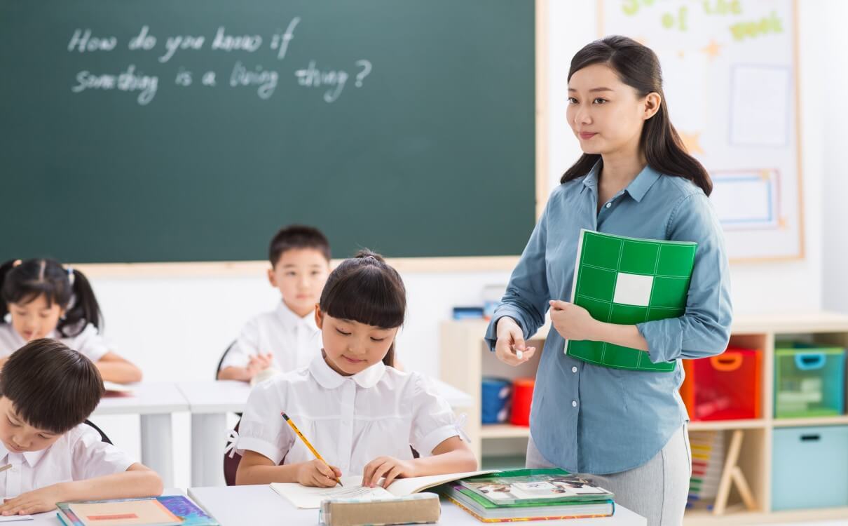 攝圖網(wǎng)_501933167_未成年學(xué)生現(xiàn)代亞洲老師和小學(xué)生們在教室里(企業(yè)商用).jpg